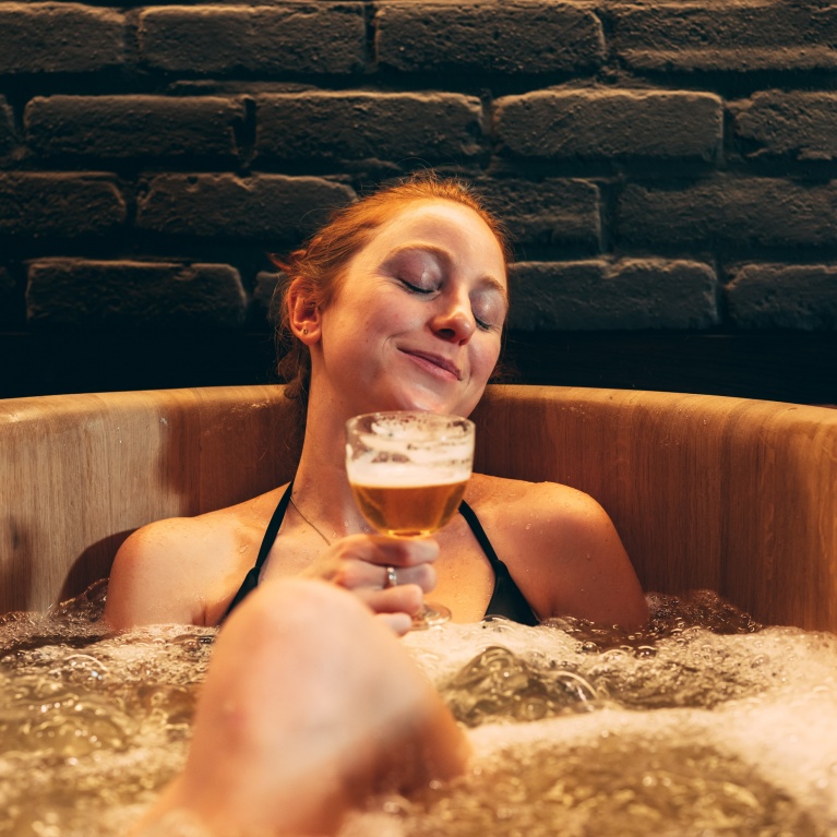 relax_with_beer_in_bath_1person